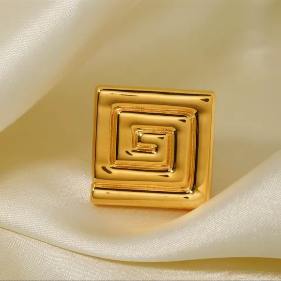 Western Spiral 18KGold Waterproof Ring - Picture 3 of 4